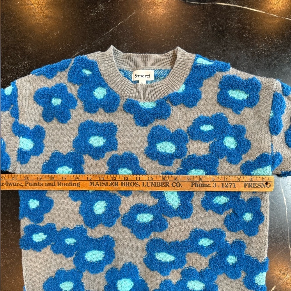 &merci SMALL Gray Crew Neck Sweater With Royal Blue and Turquoise Mod Flowers - Picture 4 of 7